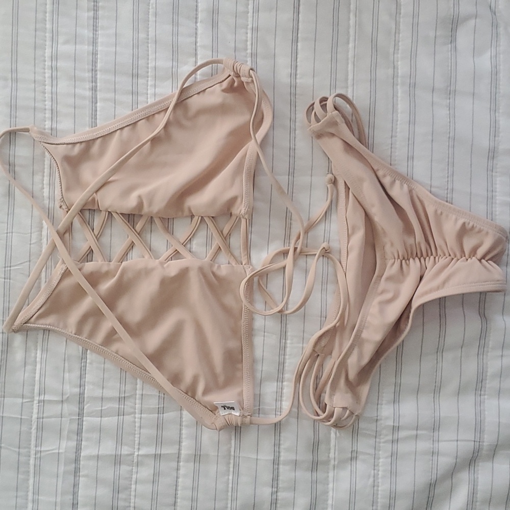 Bikini - Picture 2 of 4